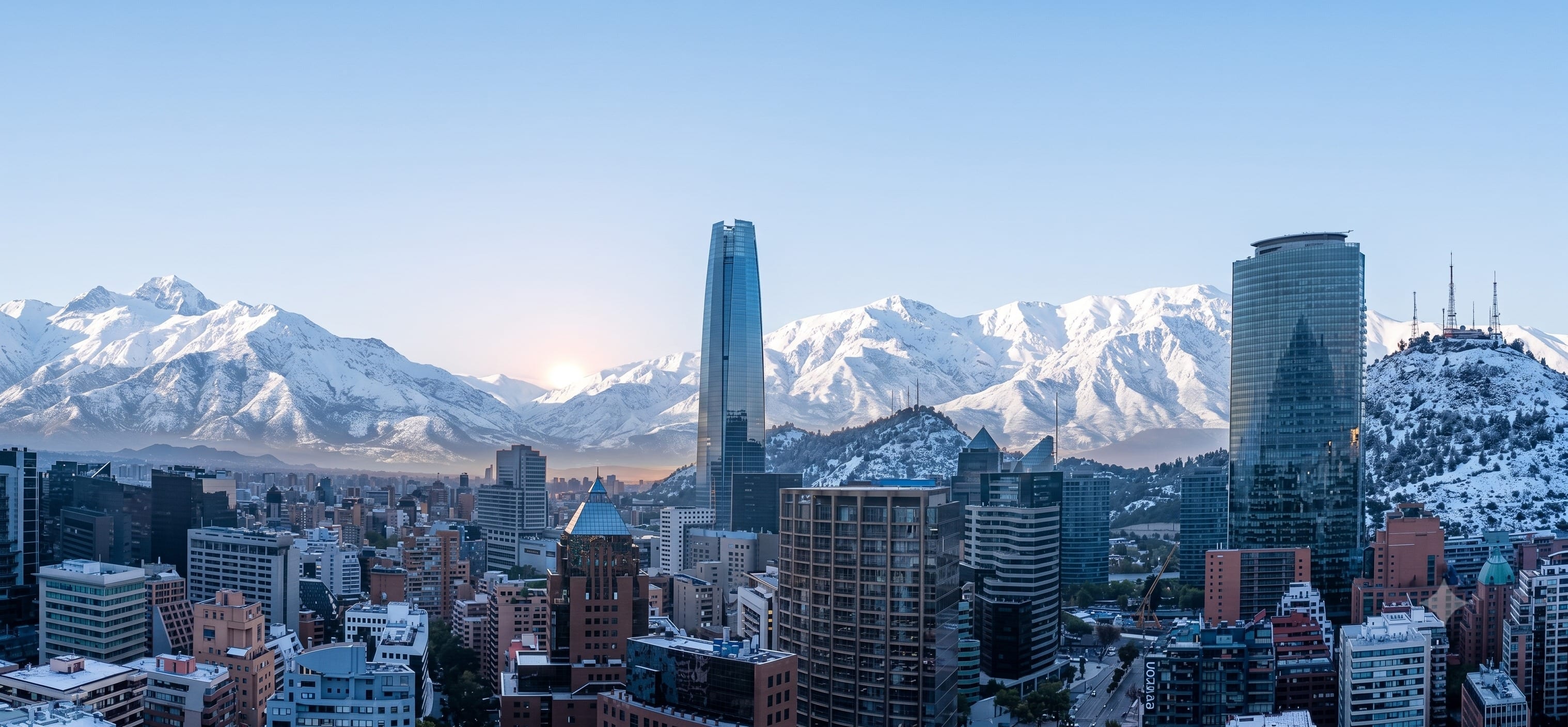 Skyline de Santiago con la Gran Torre Santiago y la cordillera de los Andes al fondo